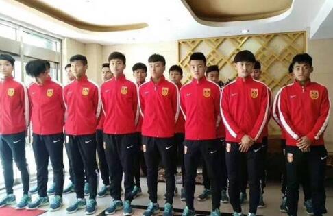在父亲和兄长面前，他可以毫不隐瞒地表达自己的观点，出于对父亲真正的爱，亦出于真诚天性，他勇敢地批判虚伪，违黜王权和父权。